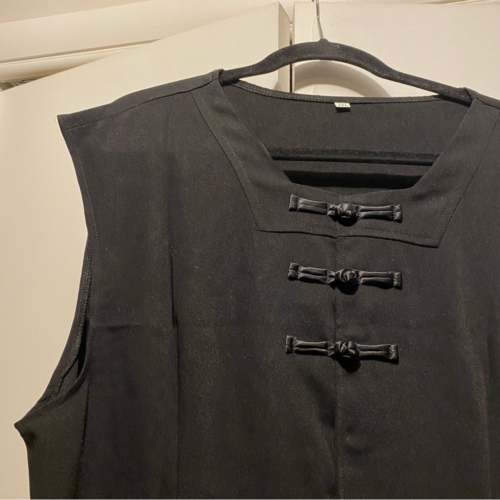 Elegant Black Sleeveless Dress - Picture 2 of 7